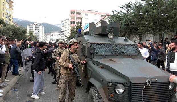 Kahramanmaraş'ta saldırganın cenazesi zırhlı polis aracıyla okuldan &ccedil;ıkarıldı