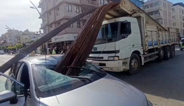 Korkun&ccedil; kaza: İnşaat demirleri otomobilin tavanını deldi