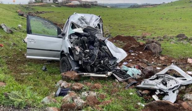 Korkun&ccedil; kaza: Tır ile hafif ticaret aracı &ccedil;arpıştı: 2 &ouml;l&uuml;, 1 yaralı