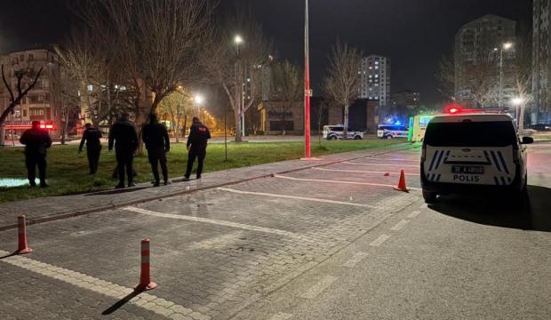 &lsquo;Laf atma&rsquo; meselesinde kan aktı: 4 yaralı