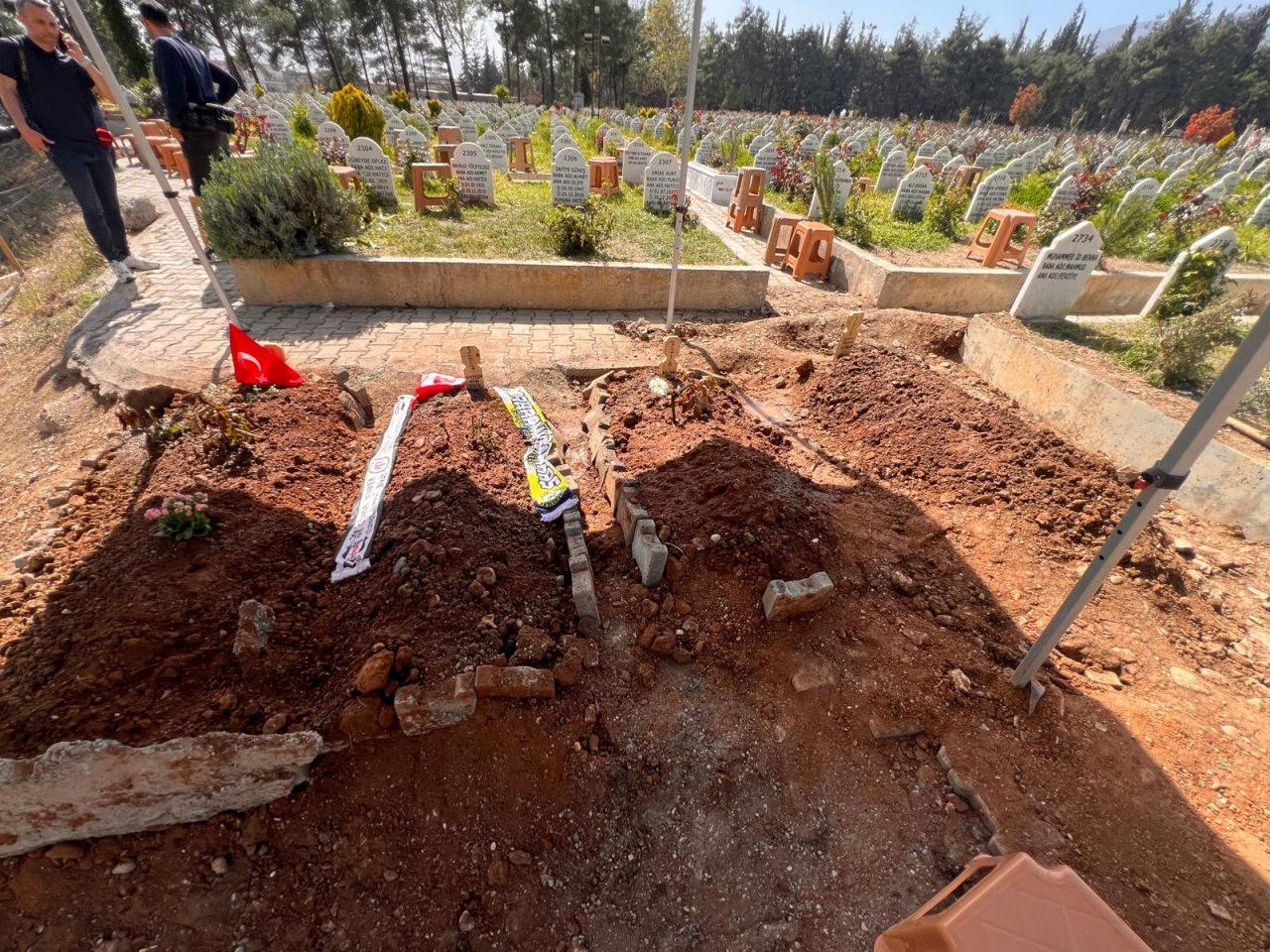 Saldırıda hayatını kaybeden 4 arkadaş, yan yana defnedildi.