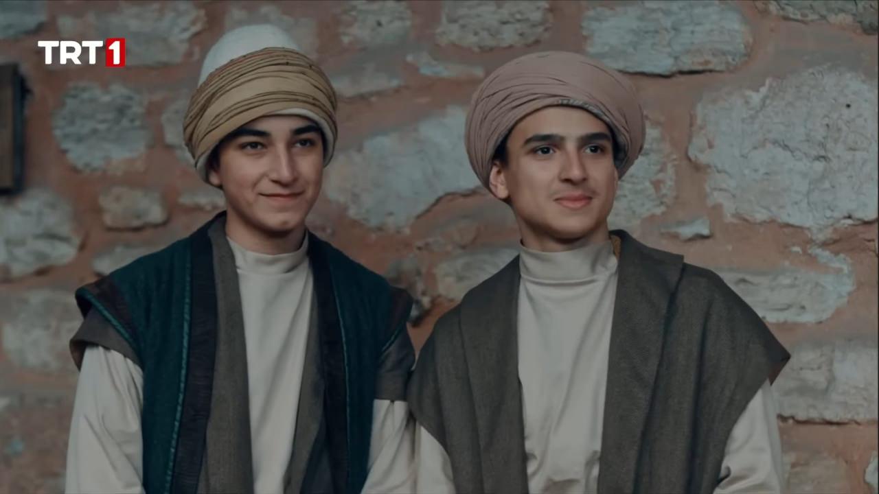 Okçuluk kursunu bitirdi, tarihi dizilerde rol aldı.