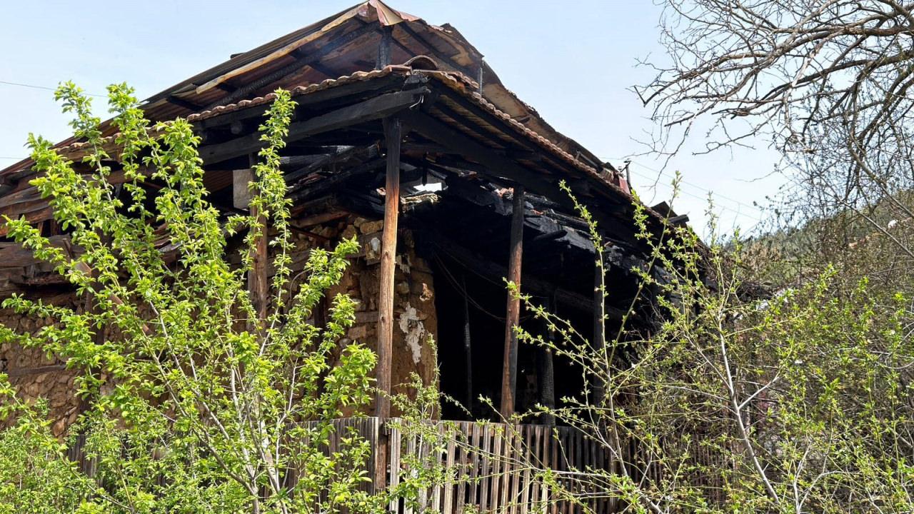 Yanan ev kullanılamaz hale geldi.