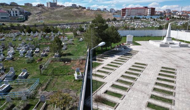 Mezarlıkta dikkat &ccedil;eken detay: Kabirlerin kıble y&ouml;n&uuml; farklı &ccedil;ıktı