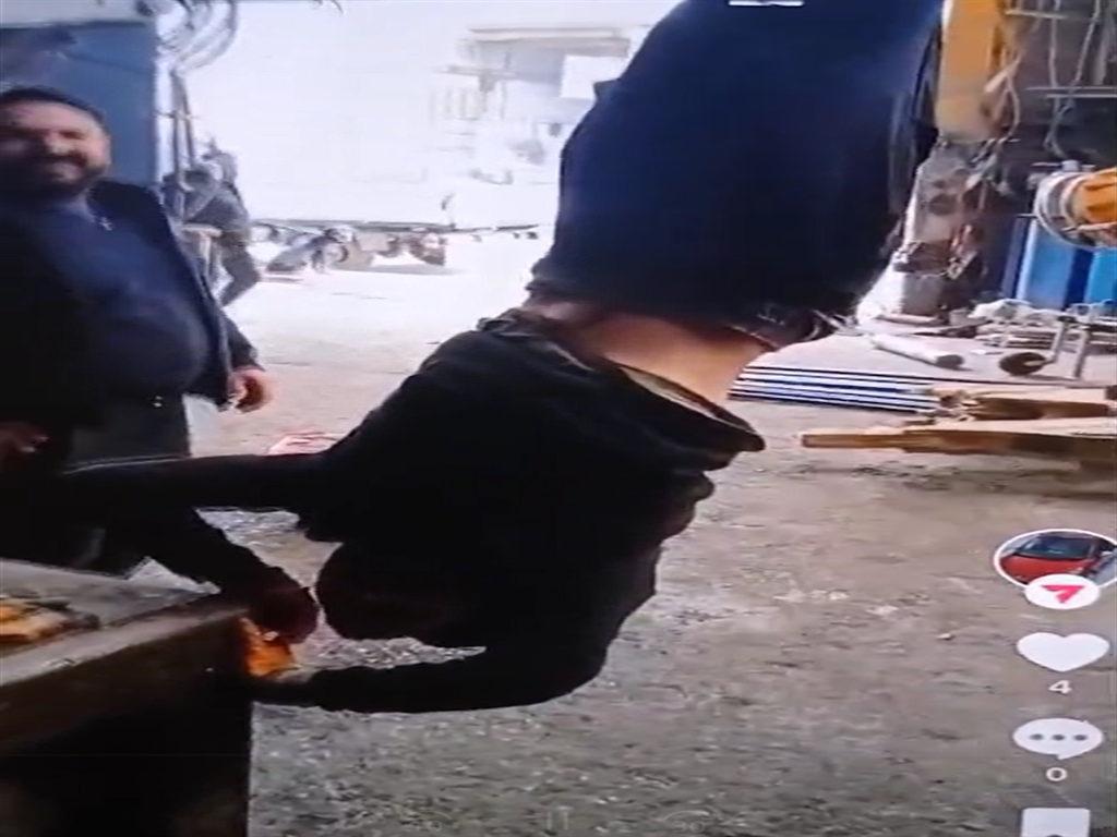 Ayağından vince asılan zihinsel engelli işçiye eziyet davasında 3 sanığa tahliye.