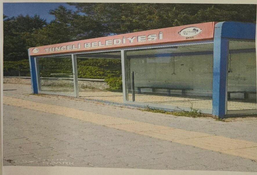 Doku'nun baz verdiği otobüs durağı