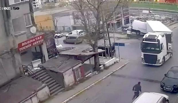 Şof&ouml;r&uuml;n &ccedil;aresiz koşuşu kamerada: Kayıp giden tır minib&uuml;se &ccedil;arptı