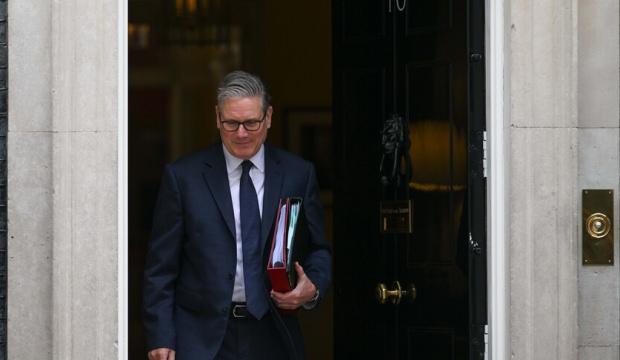 Starmer&rsquo;ın ataması skandala d&ouml;n&uuml;şt&uuml;! B&uuml;y&uuml;kel&ccedil;i'nin Epstein bağlantısı tepki &ccedil;ekti