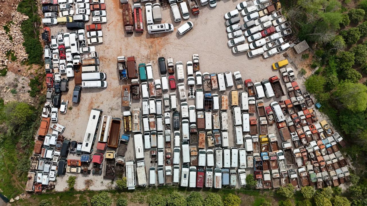 Vicdanları sızlatan görüntü: Milyonluk araçlar hurdaya döndü!