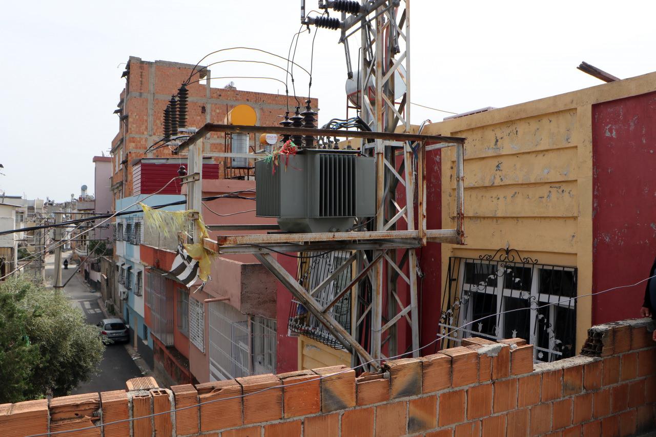 Trafoya takılan uçurtmasını almak isterken akıma kapılan çocuk ağır yaralandı; babadan ihmal iddiası.