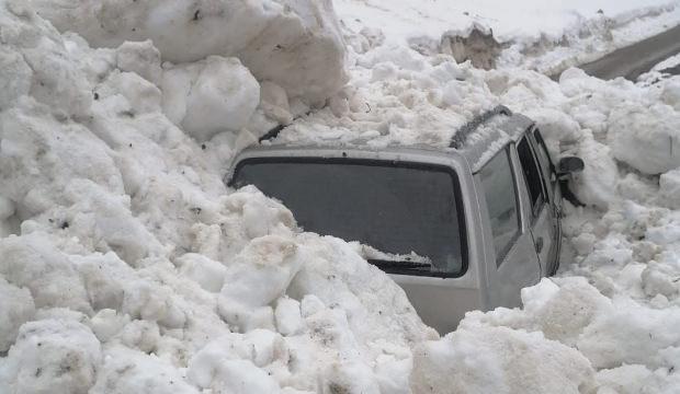 Trabzon'da inanılmaz kurtuluş: &Uuml;zerine &ccedil;ığ d&uuml;şen ara&ccedil;tan 4 kişi sağ &ccedil;ıktı