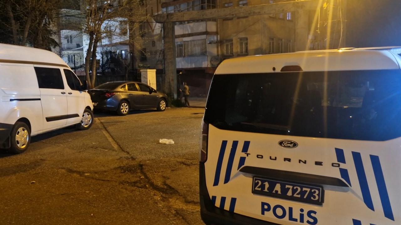 Diyarbakır'da eşini öldürüp, kızını yaraladı.