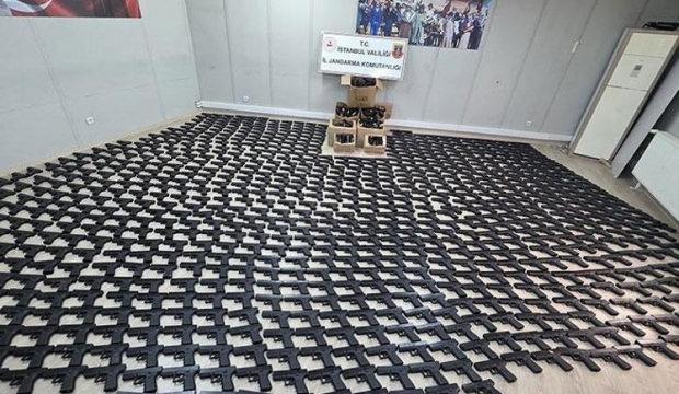 İstanbul'da durdurulan kamyonetten koli koli silah &ccedil;ıktı