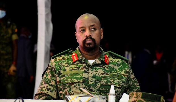 Ugandalı general yine T&uuml;rkleri hedef aldı: Al&ccedil;ak general sınırı aştı!