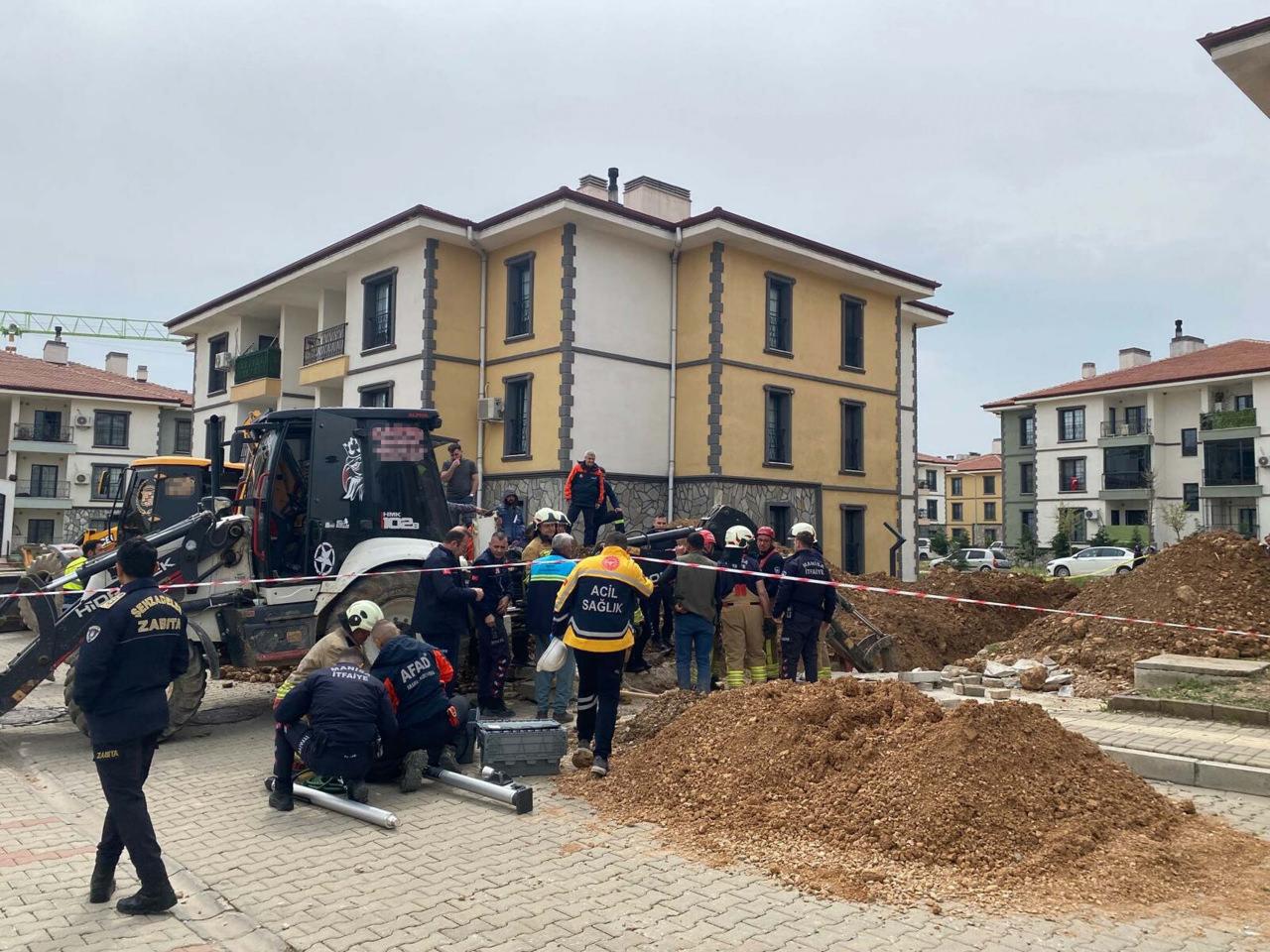 Manisa'da kanalizasyon çalışmasında göçük; 1 işçi toprak altında kaldı.