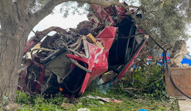 Uşak'ta korkun&ccedil; kaza! Ara&ccedil; parampar&ccedil;a oldu: 1 &ouml;l&uuml;!