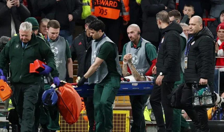 Noa Lang'ın sakatlık sonrası sedyeyle oyun dışına alındığı görüntü.