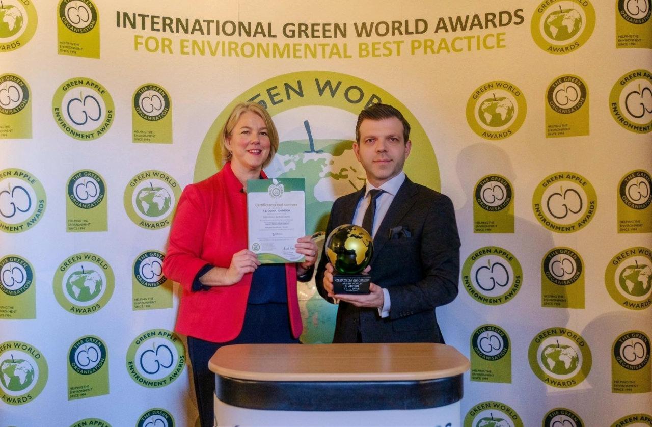 Çevre, Şehircilik ve İklim Değişikliği Bakanlığı Çevre Yönetimi Genel Müdürlüğünü temsilen Sıfır Atık Uygulamaları Dairesi Başkanı Ekrem Yıldırım, Cardiff Kalesi'nde düzenlenen törende ödülü ve başarı belgesini teslim aldı.