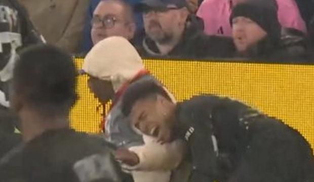 Yine Liverpool stadı yine olay! PSG'nin yıldızı mikrofon standına &ccedil;arparak sakatlandı