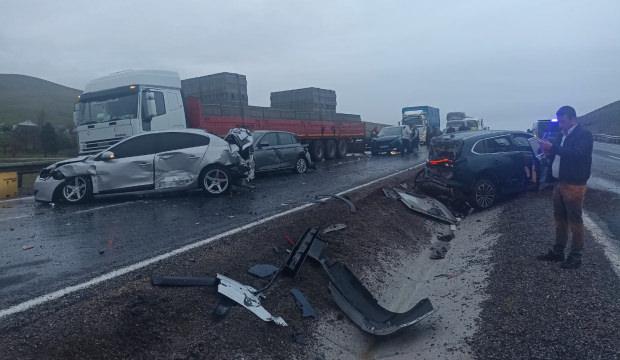 Yolcu otob&uuml;s&uuml; 10 araca &ccedil;arparak durabildi: 7 yaralı