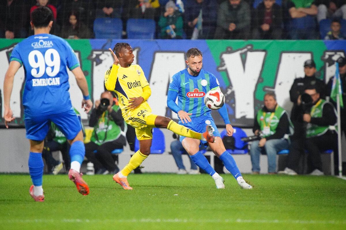 Süper Lig'de ilk yarıda oynanan Rizespor-Fenerbahçe karşılaşmasından bir kare,