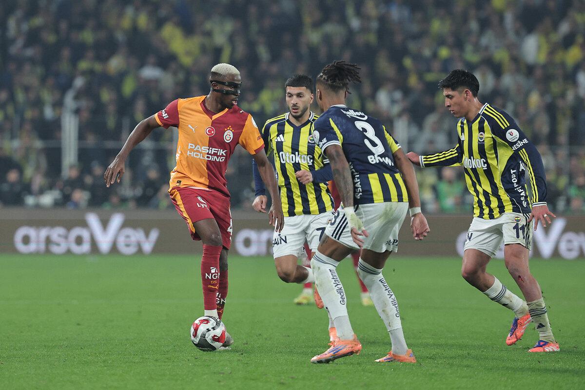 Süper Lig'de sezonun ilk yarısında oynanan Fenerbahçe - Galatasaray derbisinden bir kare