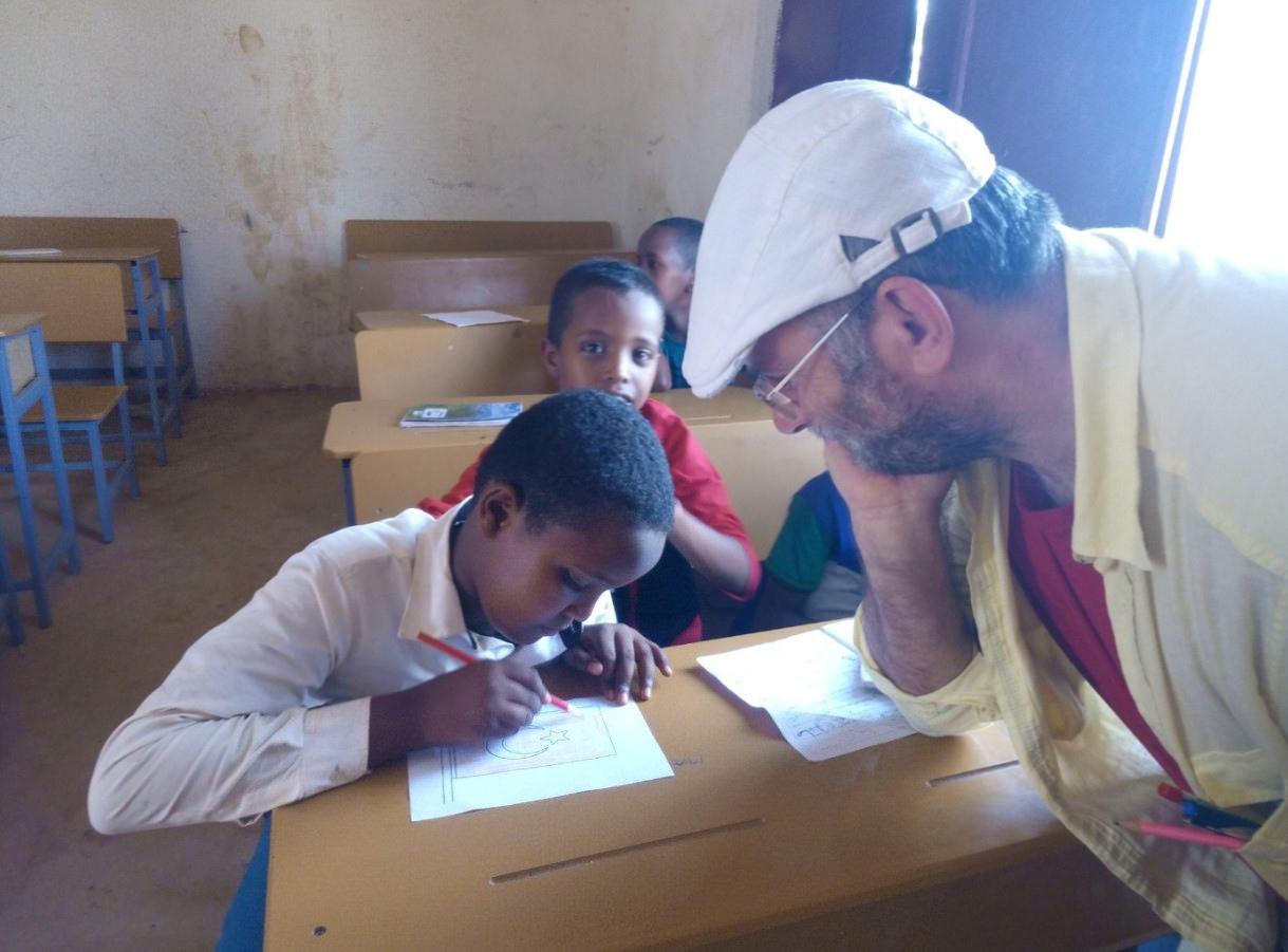 Somali'de görev yapan öğretmen Davut Civelek öğrencileriyle 23 Nisan etkinliği yapıyor.