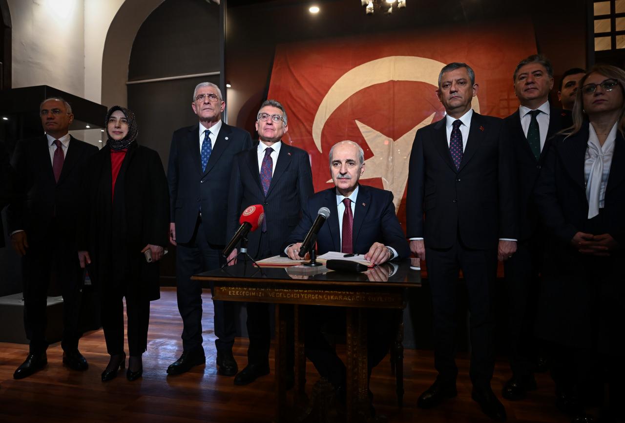 Kurtulmuş, Birinci Büyük Millet Meclisi Özel Defteri'ni imzaladı