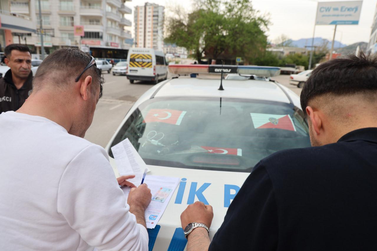 Adana'da bir sürücü ehliyetsiz araç kullanırken yakalandı. 
