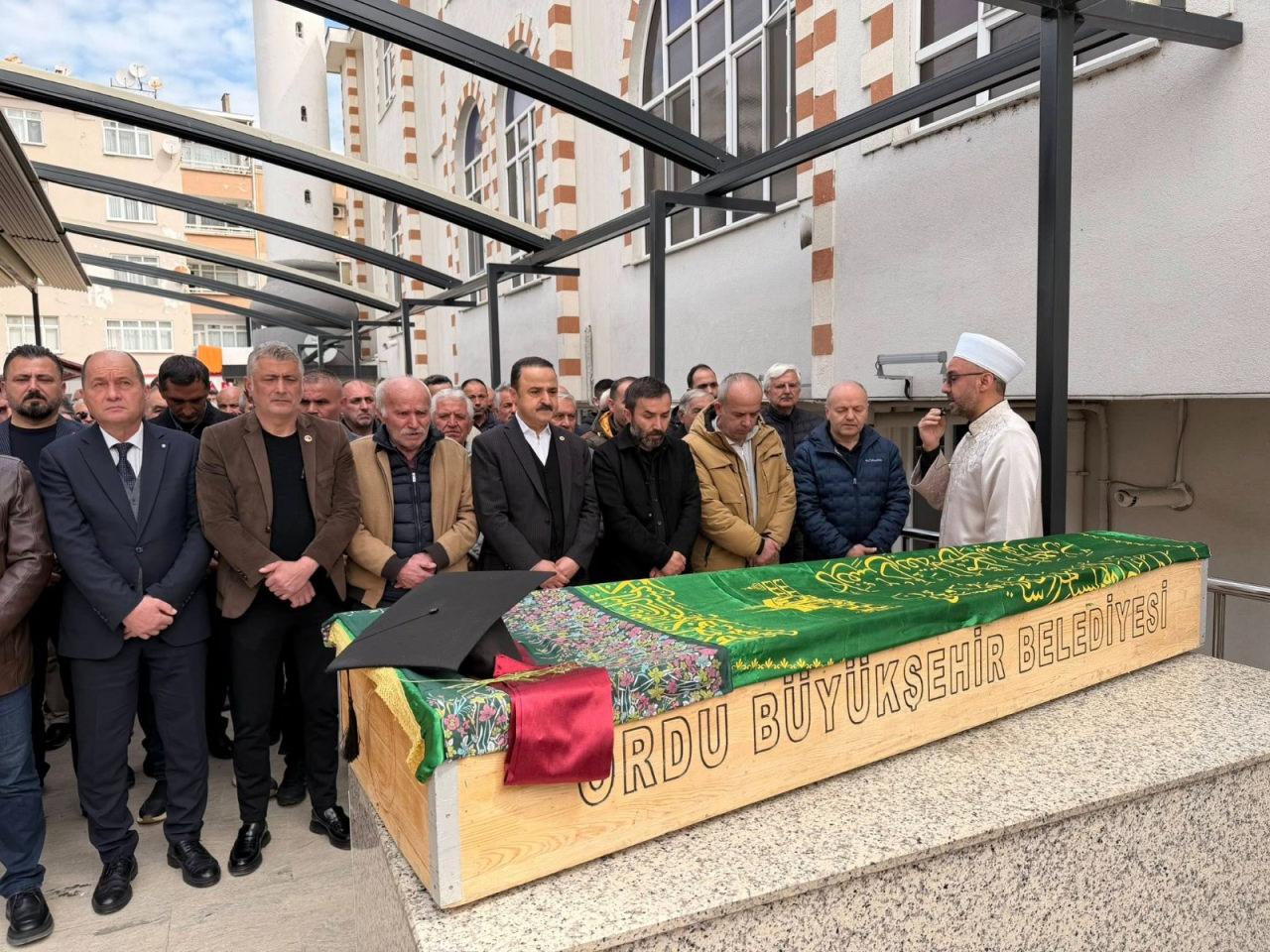 Genç doktor, gözyaşları içinde toprağa verildi.