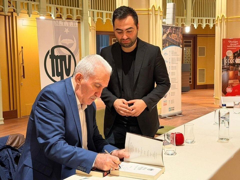 Taksim Camii Kültür Sanat Merkezi’nde yapılan tanıtım toplantısında Ali İhsan Gülcü’nün koordinasyonunda Gazeteci – Yazarlar Mehmet Cemal Çiftçigüzeli, Ekrem Kızıltaş ve MTTB’nin son Genel Başkanı Vehbi Ecevit birer konuşma yaptılar.