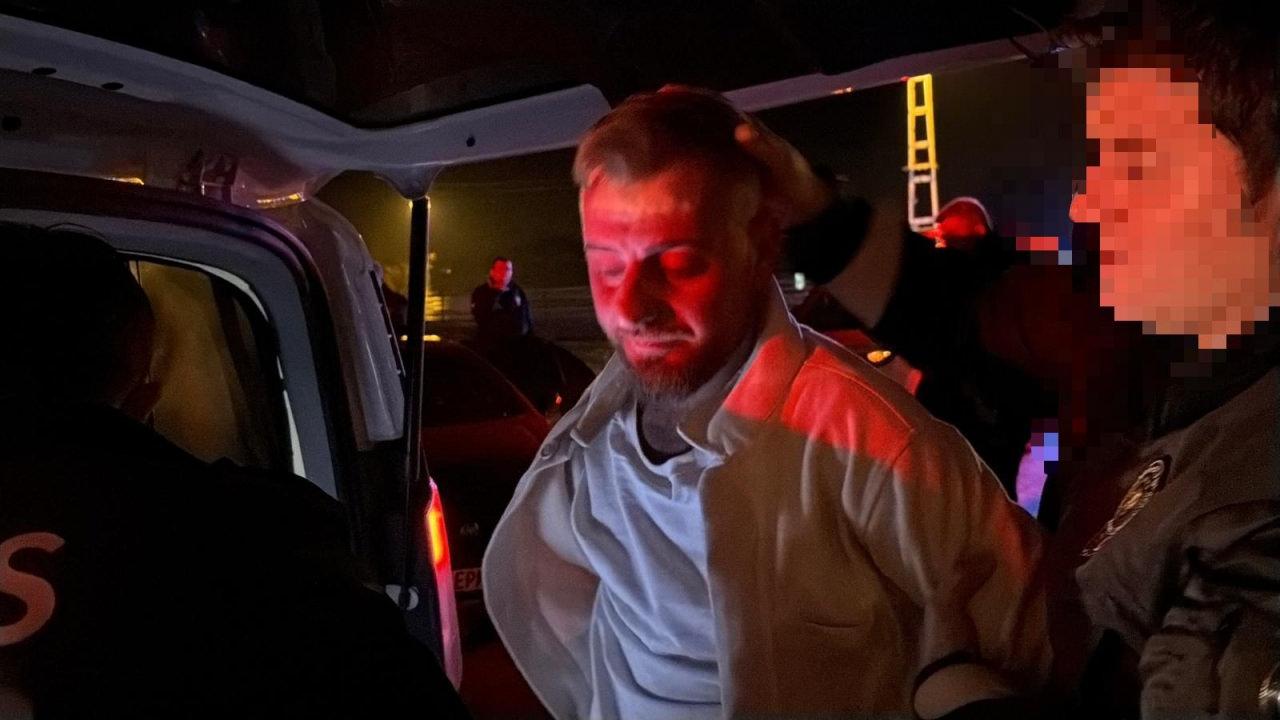  Önce telefonu, sonra da kelepçeyi bahane ederek alkol testini reddetti.