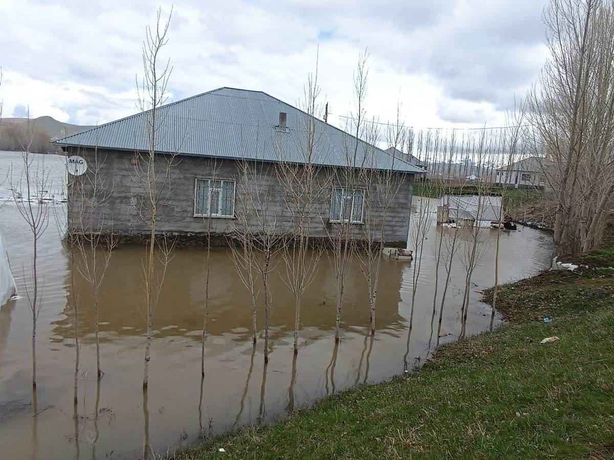 Ev ve tarım arazilerini su bastı.