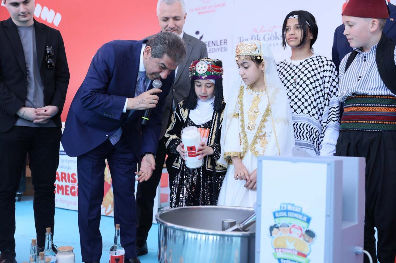 Çocuklar ekmek malzemesini kendi ülkelerinden getiriyorlar