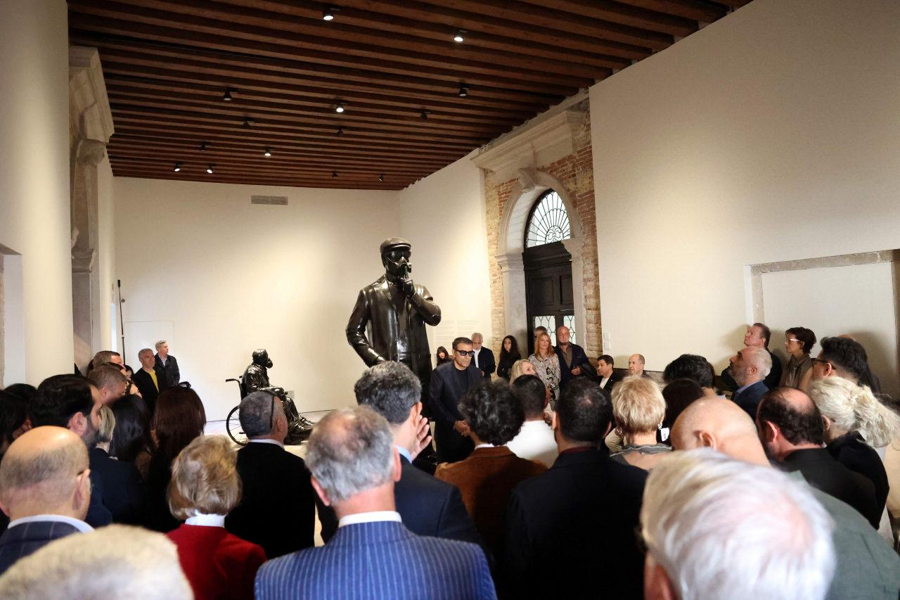 Ahmet Güneştekin’in konuşma yapıyor. 