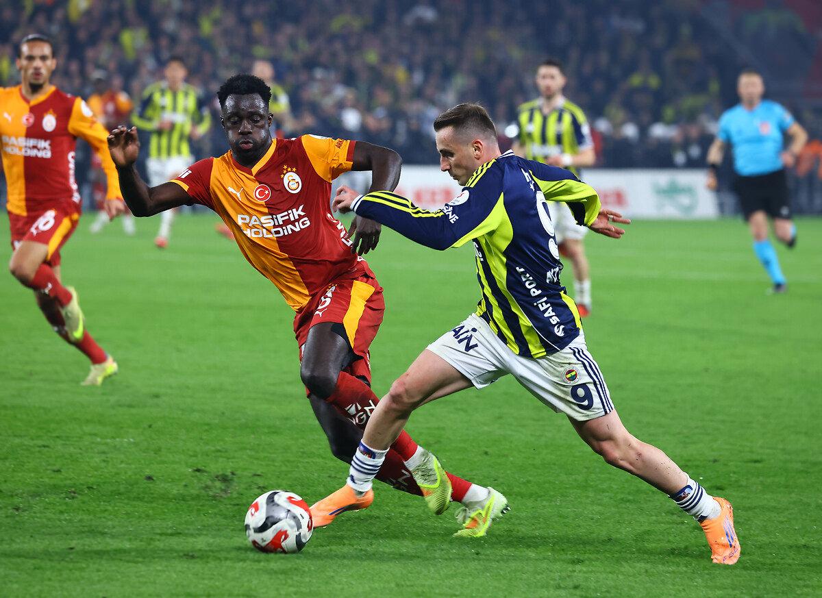 Süper Lig'de sezonun ilk yarısında oynanan Fenerbahçe - Galatasaray derbisinden bir kare