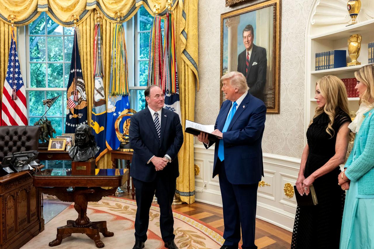 John Phelan ve Donald Trump