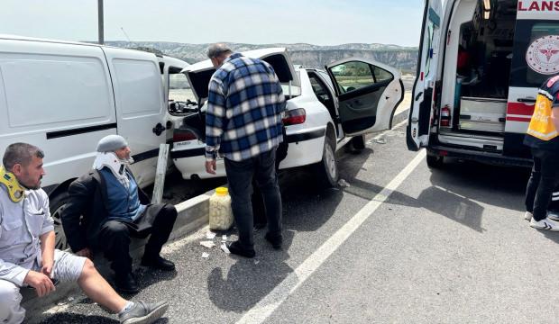 Adıyaman'da 2 otomobil &ccedil;arpıştı; 6 yaralı