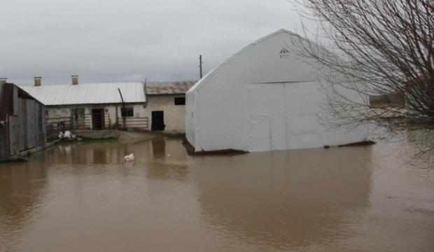 Baraj taştı, k&ouml;y tamamen sular altında kaldı