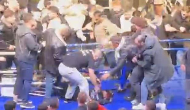 Boks ma&ccedil;ı kavgaya d&ouml;nd&uuml;! T&uuml;rk ve Rus d&ouml;v&uuml;ş&ccedil;&uuml; birbirine girdi