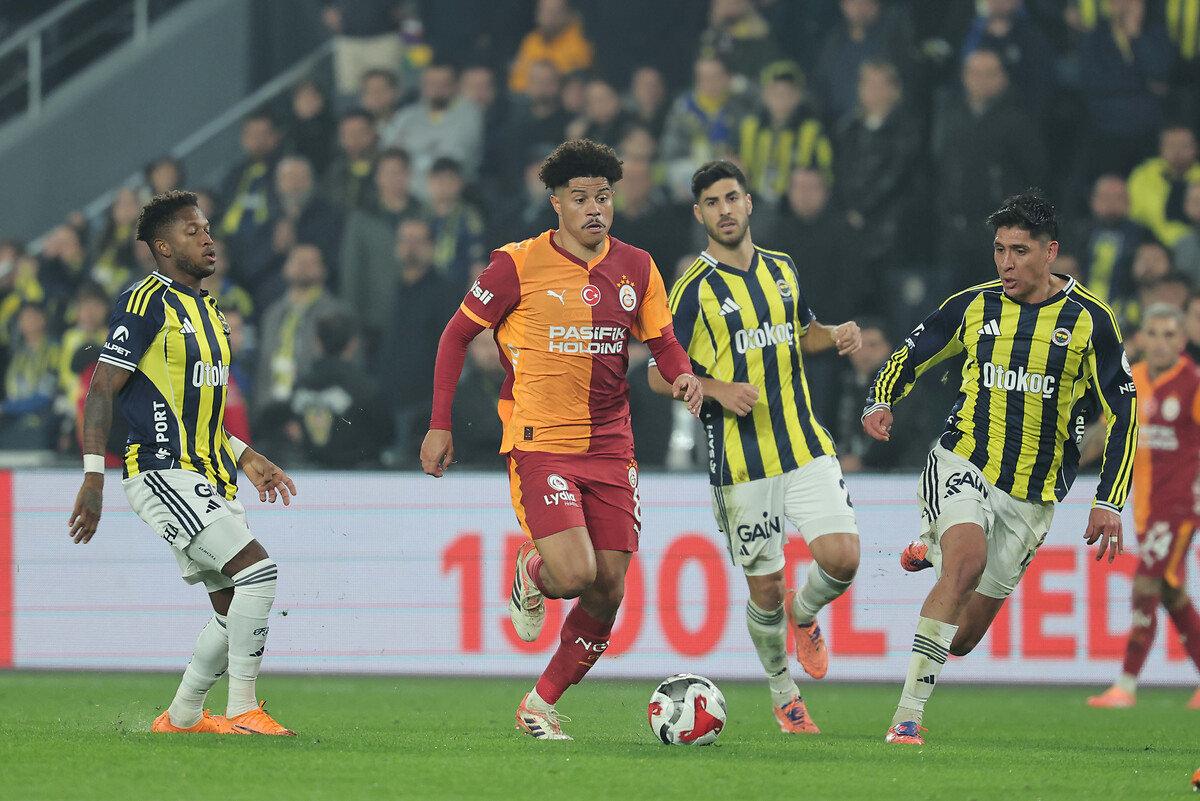 Süper Lig'de sezonun ilk yarısında oynanan Fenerbahçe - Galatasaray derbisinden bir kare