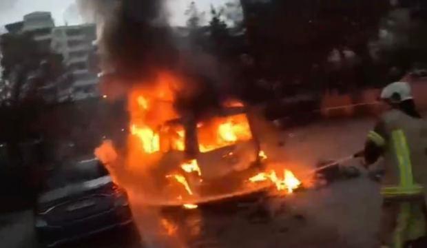 Diyarbakır'da park halindeki ara&ccedil; alev alev yandı