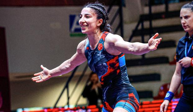 Evin Demirhan Yavuz'dan g&uuml;m&uuml;ş madalya