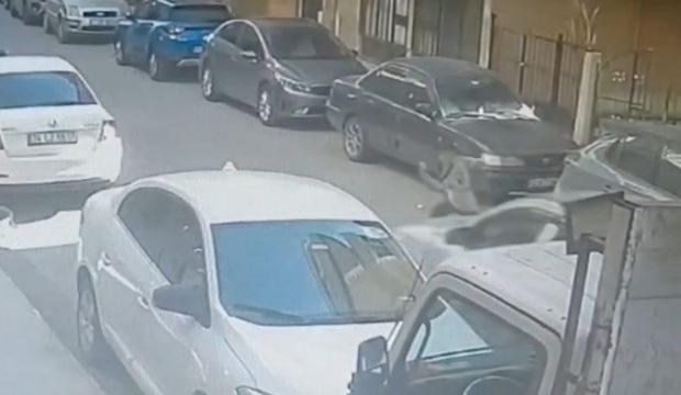 Pendik'te ara&ccedil;ların arasından yola fırlayan &ccedil;ocuğa otomobil &ccedil;arptı