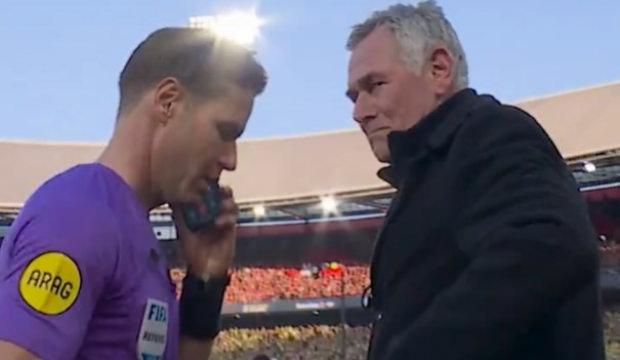 Finalde g&ouml;r&uuml;lmemiş anlar! Hakem saha kenarında telefonla konuştu: Espriler havada u&ccedil;uştu