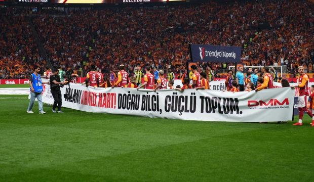 Galatasaray-Fenerbah&ccedil;e derbisinde anlamlı mesaj: "Dezenformasyona kırmızı kart"