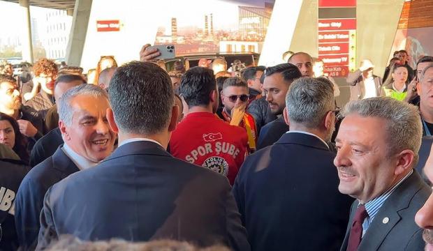 Galatasaraylı y&ouml;neticiler, Fenerbah&ccedil;eli y&ouml;neticileri karşıladı