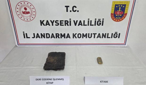Kayseri&rsquo;de tarihi eser operasyonu: Deri &uuml;zerine işlenmiş el yazması kitap ele ge&ccedil;irildi!