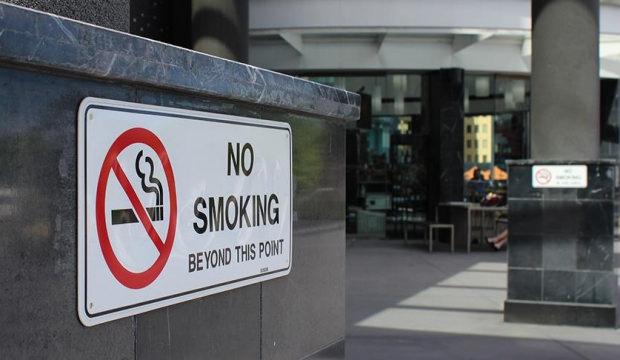 İngiltere'den sigara kararı! 2009 sonrası doğanlara &ouml;m&uuml;r boyu yasak