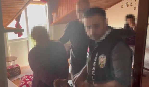 Kocaeli'de 26 yıl hapis cezası bulunan firari, şifonyer arkasında yakalandı
